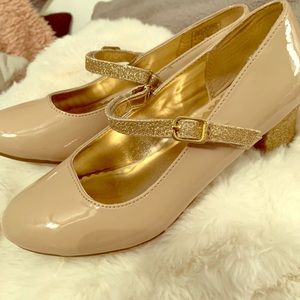 Beautiful nude/gold dress shoe